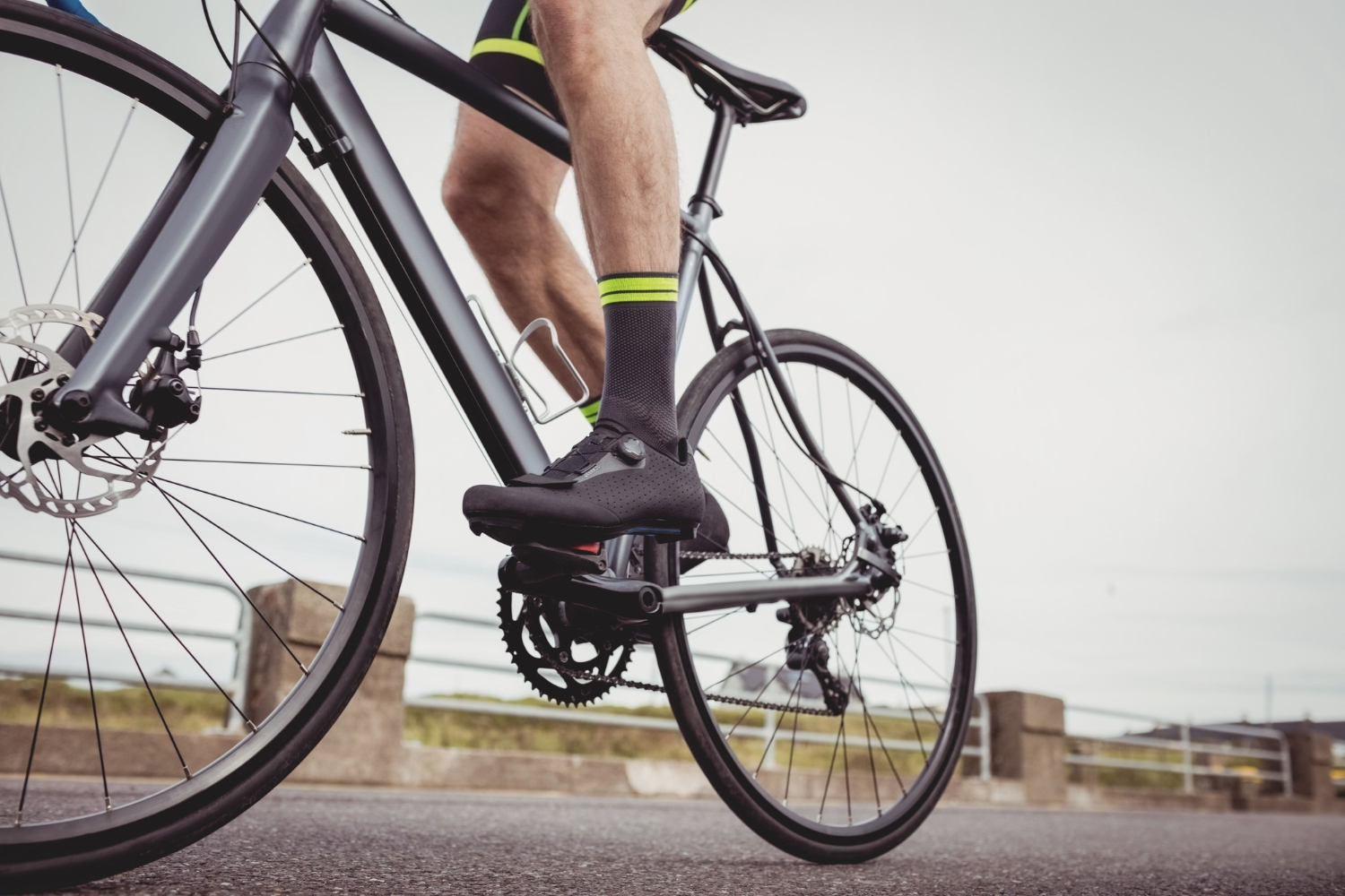 Termoregolazione e gestione dell'attrito, il ruolo tecnico dei calzini nella performance ciclistica